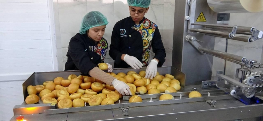 Yozgat'ta öğretmen ve öğrenciler, depremzedeler için ekmek ve yemek hazırlıyor