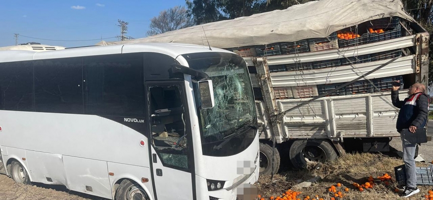 Mersin'de midibüs ile kamyon çarpıştı: 23 yaralı