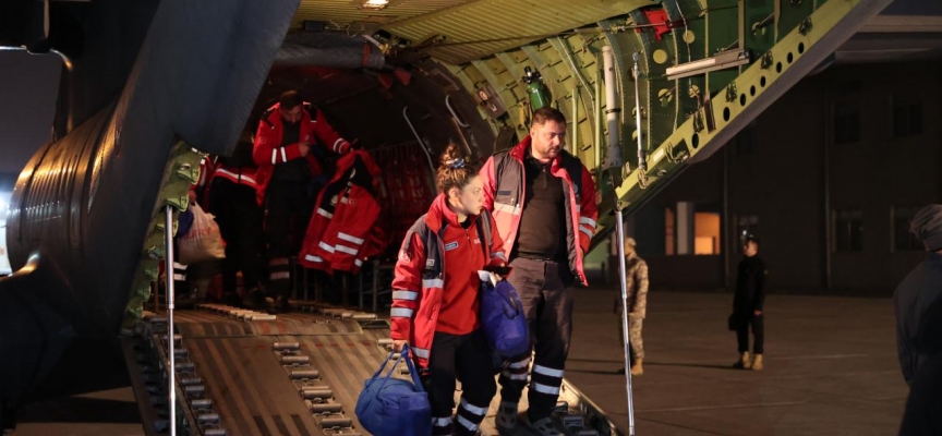 Deprem bölgesinden ayrılan itfaiye personeli TSK uçağıyla İstanbul’a döndü