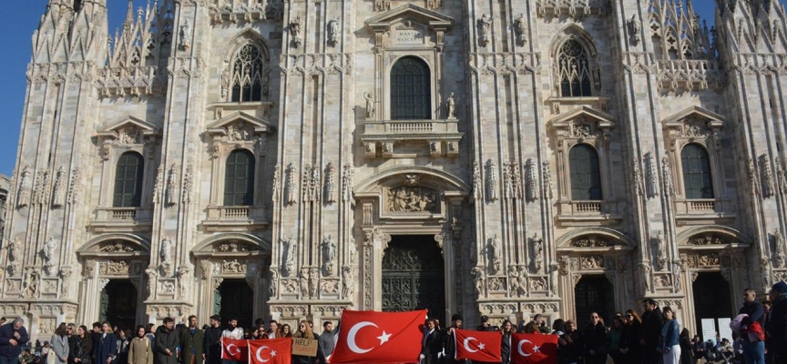 İtalya'daki Türk öğrencilerden Türkiye'ye destek ve dayanışma gösterisi