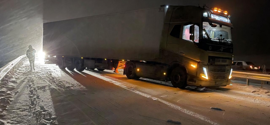 Ardahan'da bazı tırlar buzlanma nedeniyle yolda kaldı