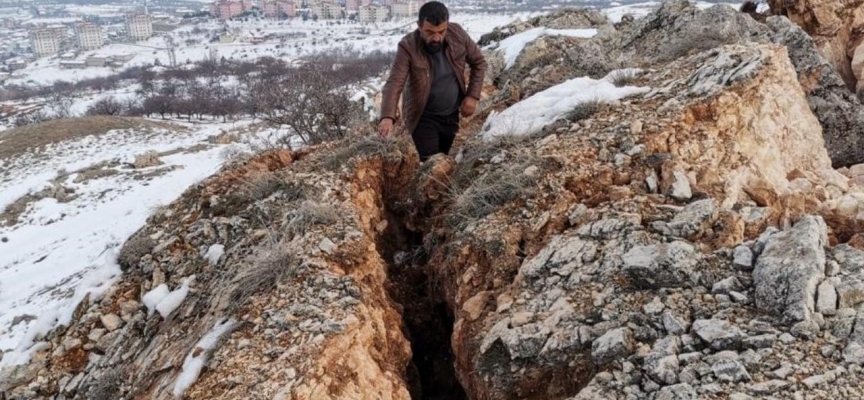 Depremden etkilenen Malatya'nın dağlarında derin yarıklar oluştu