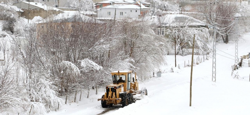 Yoğun kar 392 yolu ulaşıma kapattı