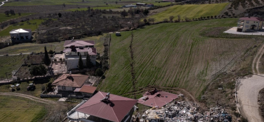 Depremde oluşan yarık mahalleyi ikiye böldü