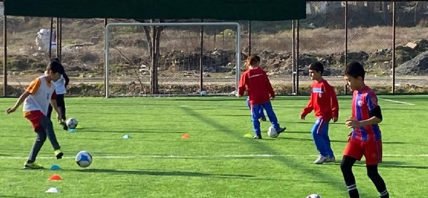 Denizli’de futbol okulu depremzede miniklere kapılarını açtı