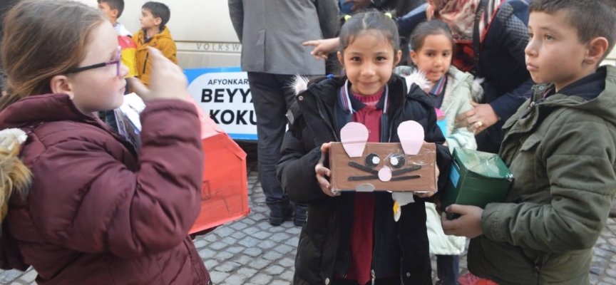 Afyonkarahisarlı çocuklar kumbaralarını depremzedelere bağışladı