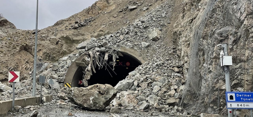 Artvin-Erzurum kara yolunda heyelan: Ulaşıma kapandı