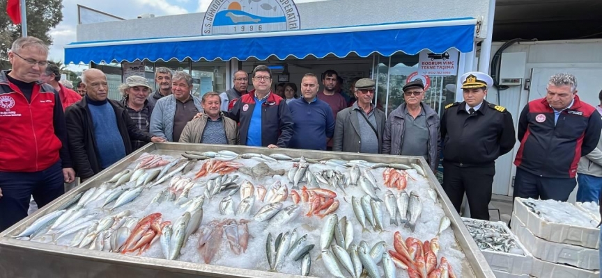 Bodrum'da mezatla satılan balıklardan elde edilen gelir depremzedelere bağışlandı