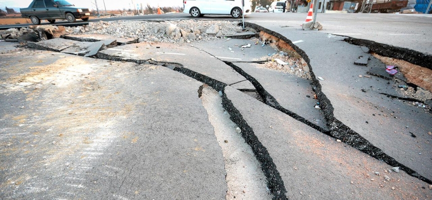 Defne merkezli deprem yollarda ve tarlalarda oluşan hasarı büyüttü