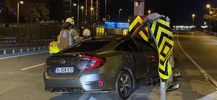 Kadıköy'de otomobil bariyere saplandı: 3 yaralı