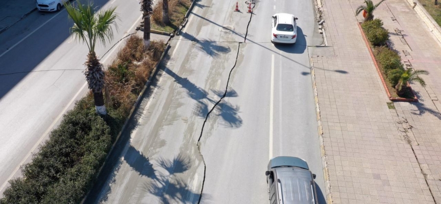 İskenderun'da ikiye ayrılan yol dronla görüntülendi