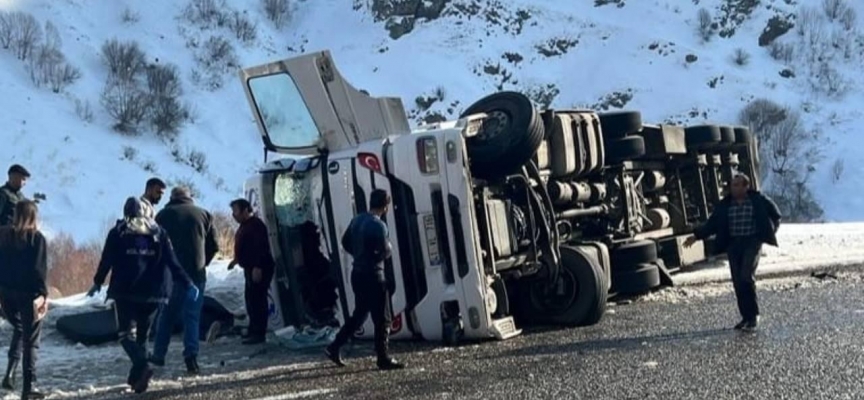 Ağrı’da lastiği patlayan tır devrildi: 2 yaralı