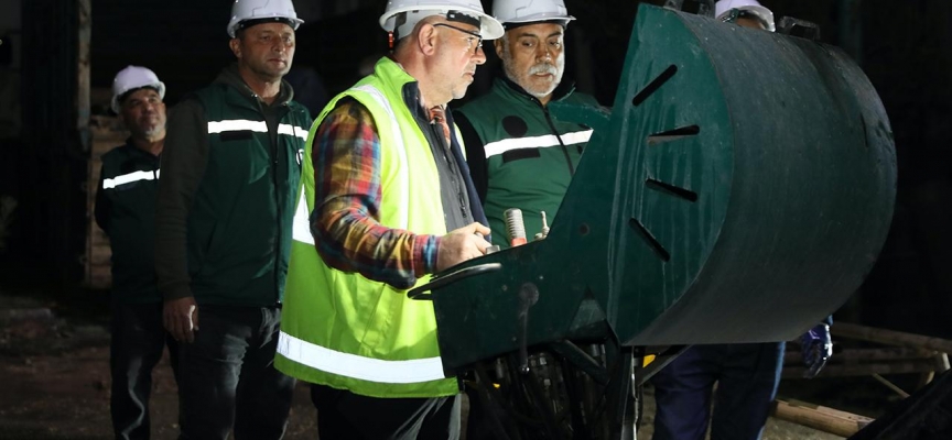 Depremde ailesini kaybetti, acısını kalbine gömüp işinin başına geçti