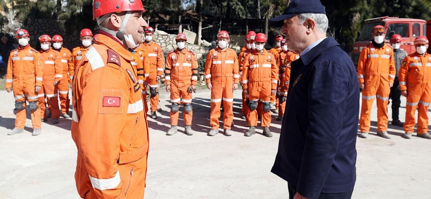 Bakan Akar'dan enkazdan 326 canı kurtaran Mehmetçiğe ziyaret