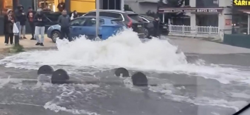 İstanbul'da patlayan rögar kapağı caddeyi göle çevirdi