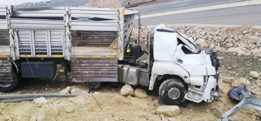 Siirt'te bariyere çarpan tırın sürücüsü öldü