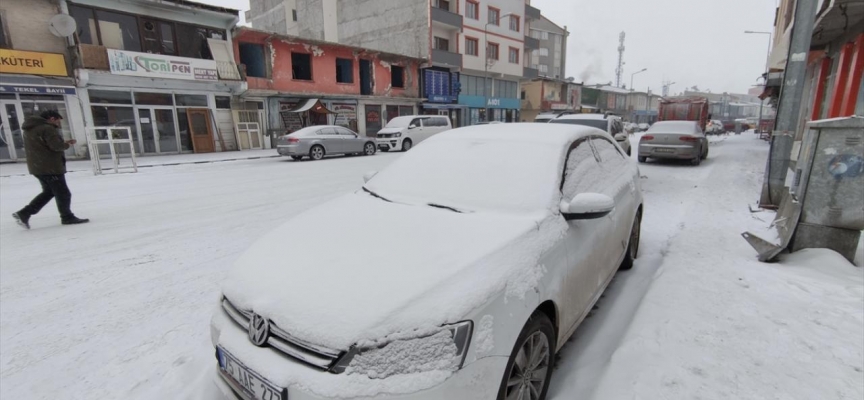 Ardahan'da kar ve tipi ulaşımı aksatıyor