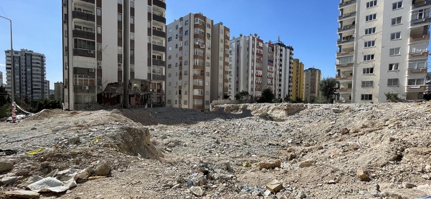 Depremde yıkılan binanın müteahhidinden "daha fazla çimento kullandım" savunması