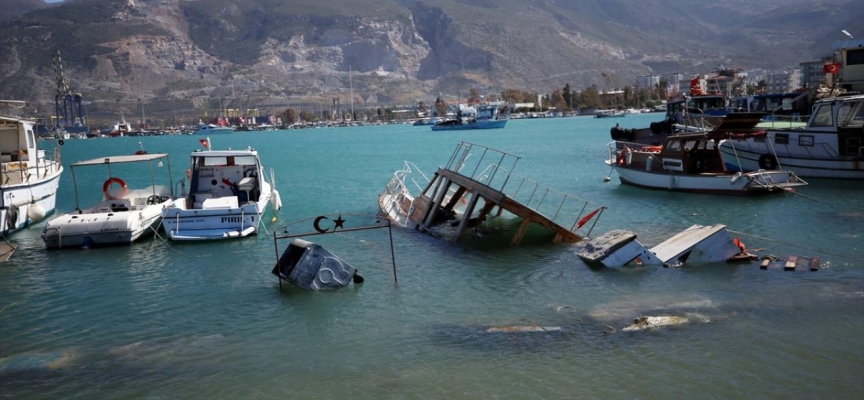 İskenderun'da etkili olan lodos nedeniyle bazı balıkçı tekneleri battı