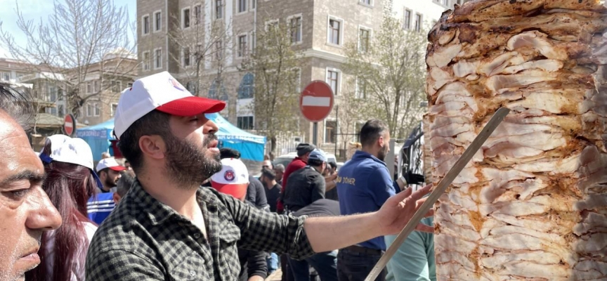 Sivaslı esnaftan Adıyaman'daki depremzedelere bir ton tavuk döner