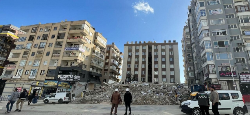 Şanlıurfa'da yıkılan 6 katlı binanın enkazı kaldırıldı