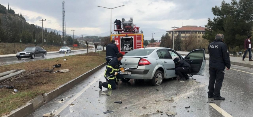 Burdur'da elektrik direğine çarpan otomobildeki 5 kişi yaralandı