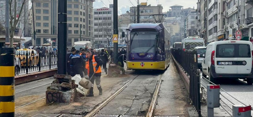 Fatih'te tramvay raydan çıkıp elektrik direğine çarptı