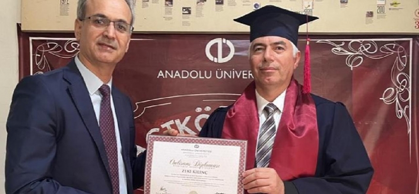 Şehit babası dördüncü üniversite diplomasını aldı