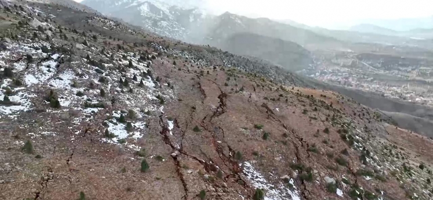 Berit Dağı'ndaki dev yarıklar havadan görüntülendi