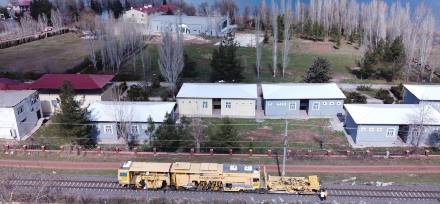 Adıyaman'da depremin etkisiyle hasar gören tren rayları onarılıyor