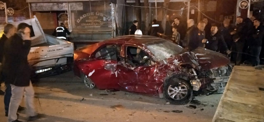 Afyonkarahisar'da 2 araca çarpan otomobildeki 1 kişi öldü, 4 kişi yaralandı