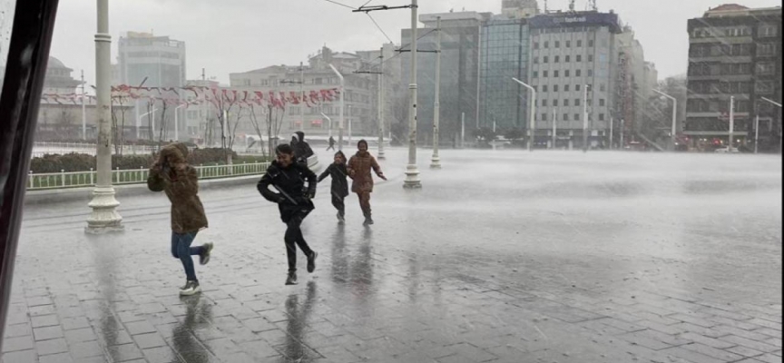 İstanbul'da sağanak ve fırtına zor anlar yaşattı