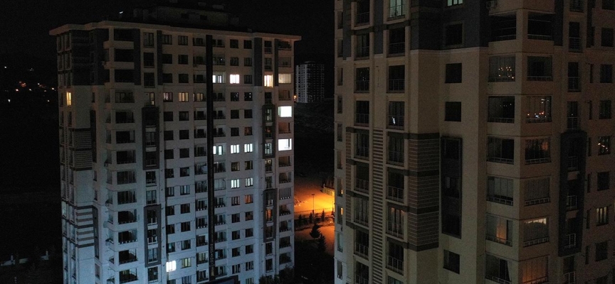 Deprem anında boşaltılan evlerin ışıkları hala yanıyor