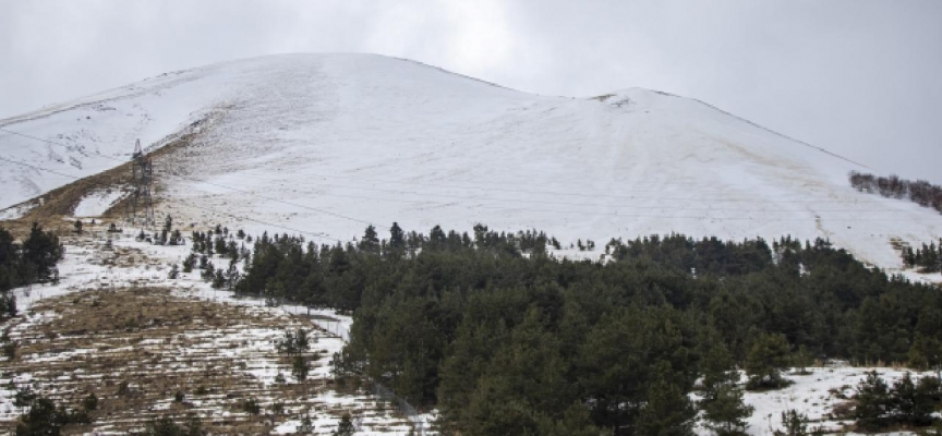 Erzurum'un yüksek kesimlerinde kar etkili oldu