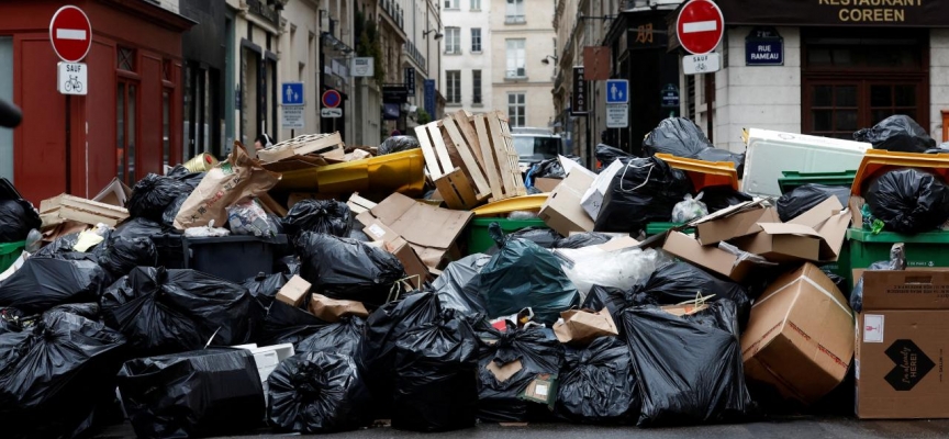 Fransız İçişleri Bakanı'ndan Paris Belediyesine, grevdeki çöpçüleri "zorla çalıştır" baskısı
