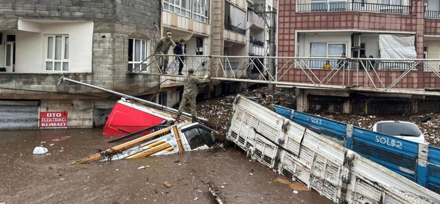 Mehmetçik, selde mahsur kalanlar için köprü kurdu