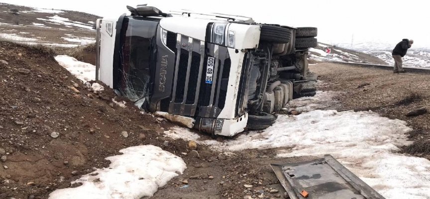 Karlıova'da devrilen tırın sürücüsü yaralandı