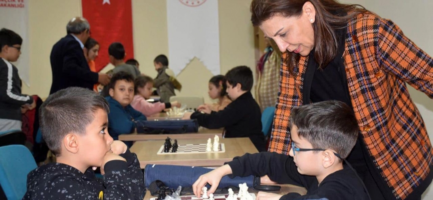 Karabük'teki depremzede çocuk ve gençlere satranç eğitimi veriliyor