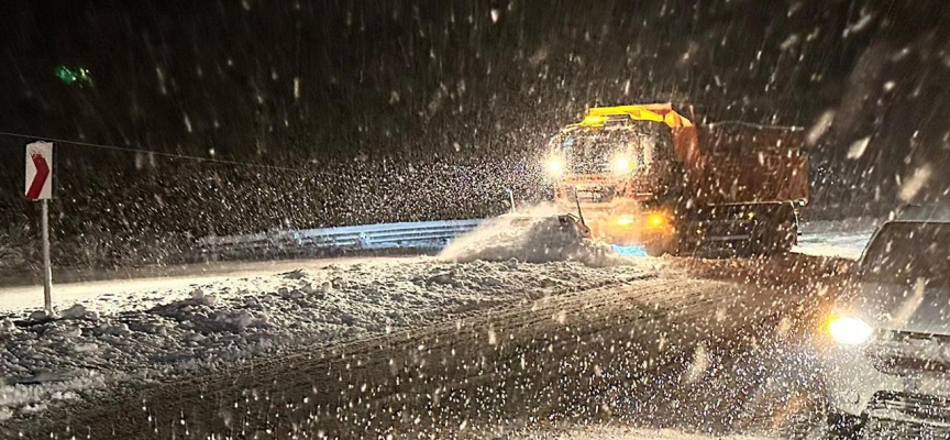 Bayburt-Erzurum kara yolu, kar ve tipi nedeniyle kapandı