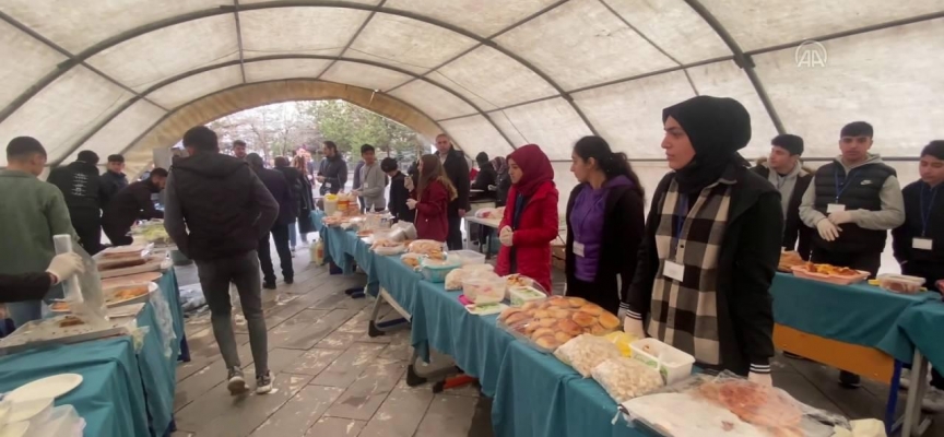 Lise öğrencileri deprem bölgesindeki kardeş okulları için kermes düzenledi