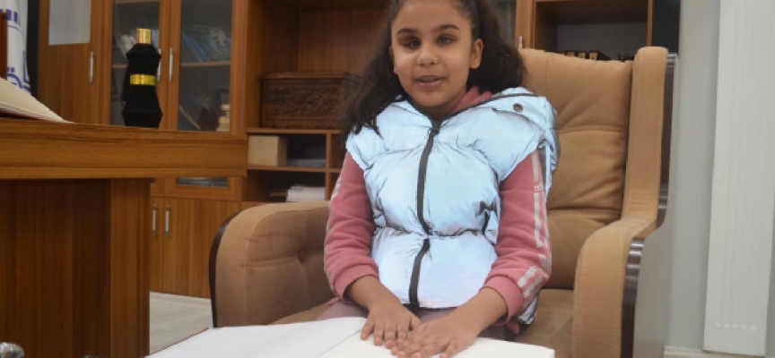 Amasya'da görme engelli depremzede çocuğa Braille alfabesiyle yazılmış Kur'an hediye edildi