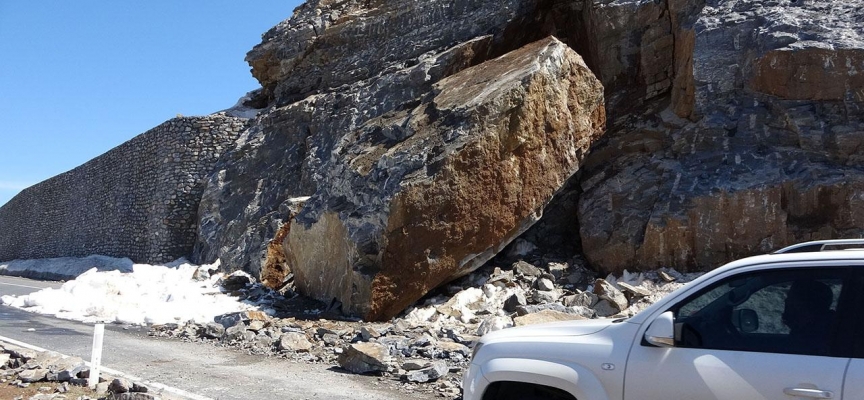 Yola düşen kayalar Bitlis-Tatvan kara yolunda ulaşımı aksattı