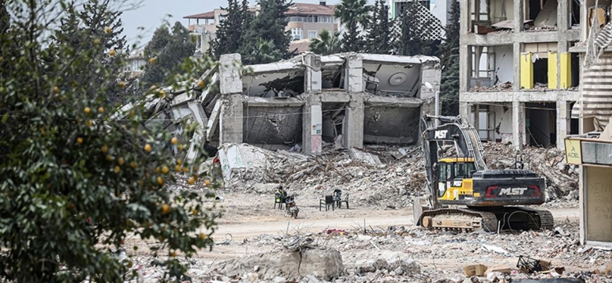 Hatay'da 16 mahallede enkaz kaldırma ve yıkım çalışmaları devam ediyor