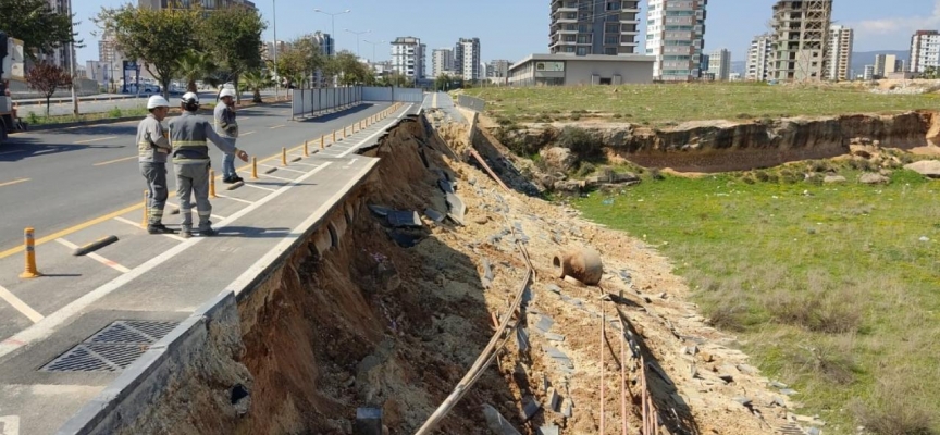 Mersin'de bisiklet yolu çöktü