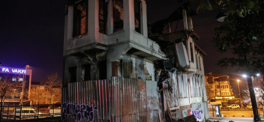 Fatih'te 3 katlı metruk bina kısmen çöktü