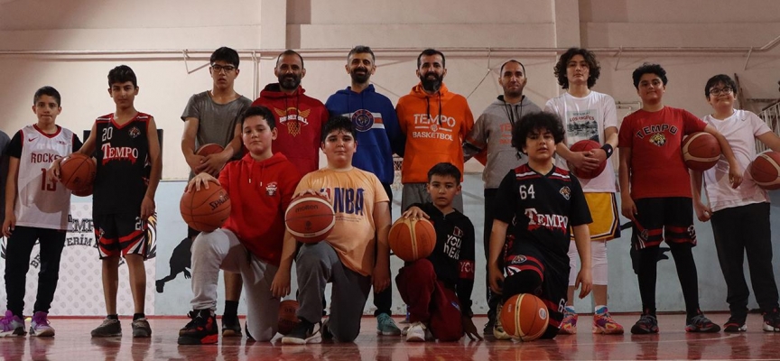 Afeti yaşayan antrenörler çocukları basketbolla motive ediyor