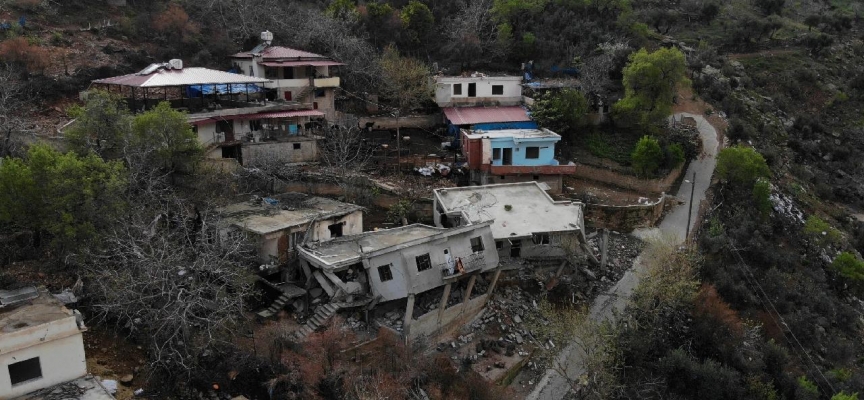 Deprem sonrası dağdan kopan kayalar köyü yıktı