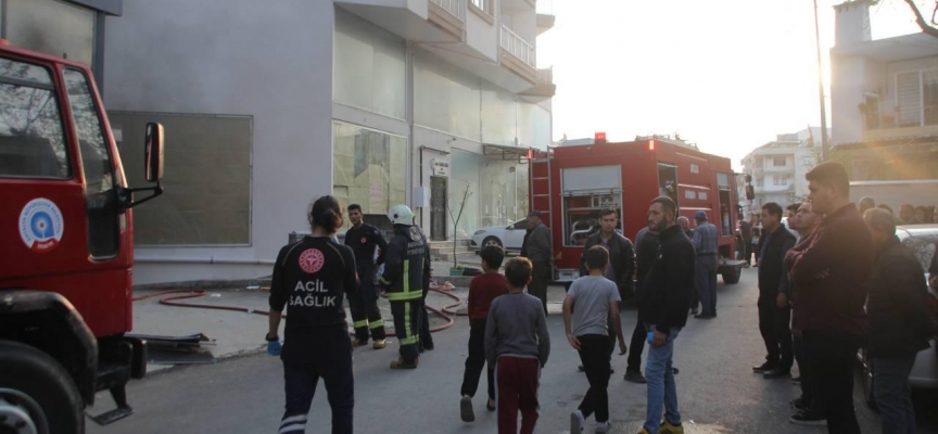 Antalya'da apartman otoparkında yangın: 7 kişi dumandan etkilendi