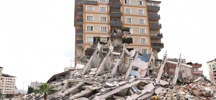 Üzerine 3 bina yıkılan apartman ayakta kaldı