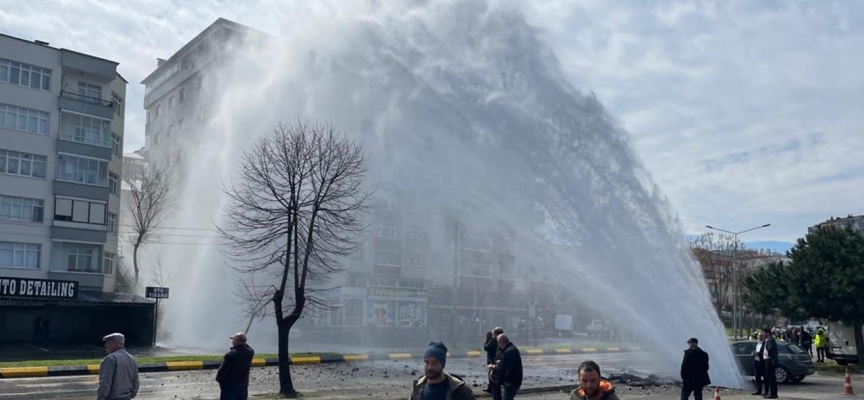 Trabzon'da isale hattı patladı, tazyikli su binanın dış cephesini parçaladı